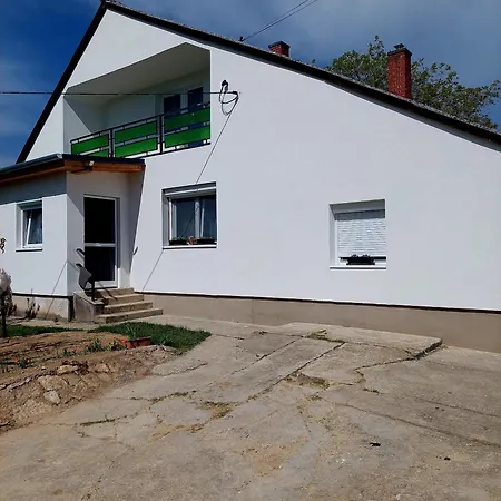 Jani Vendeghaz Ground Floor & Apartman *